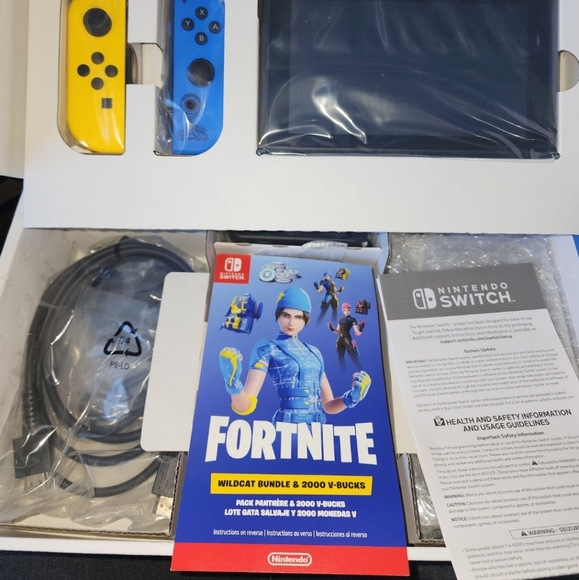 Nintendo Switch Fortnite LIMITED EDITION /Wildcat Bundle & 2000 V Bucks - - Picture 4 of 5